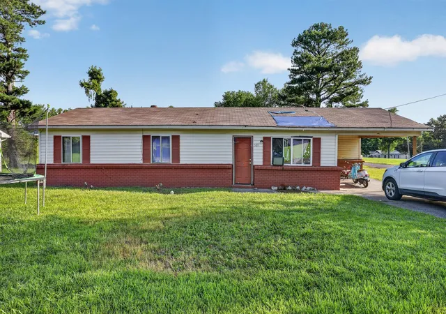 Homes for sale in Mayfield, KY | 501 Windsor Dr, Mayfield, KY 42066 | MLS# 26017935