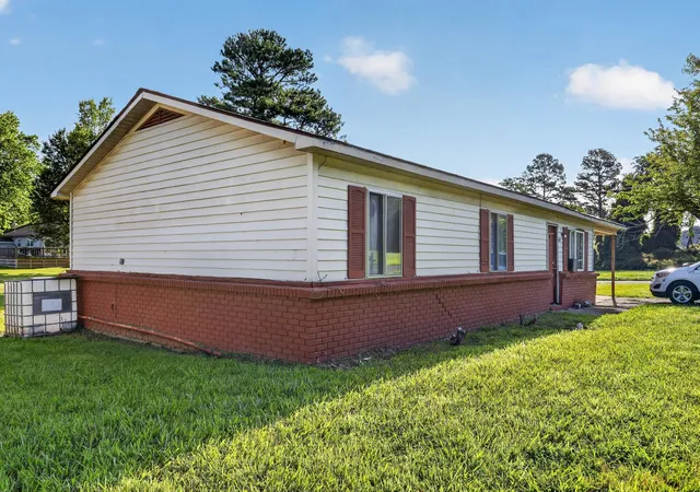 Homes for sale in Mayfield, KY | 501 Windsor Dr, Mayfield, KY 42066 | MLS# 26017935
