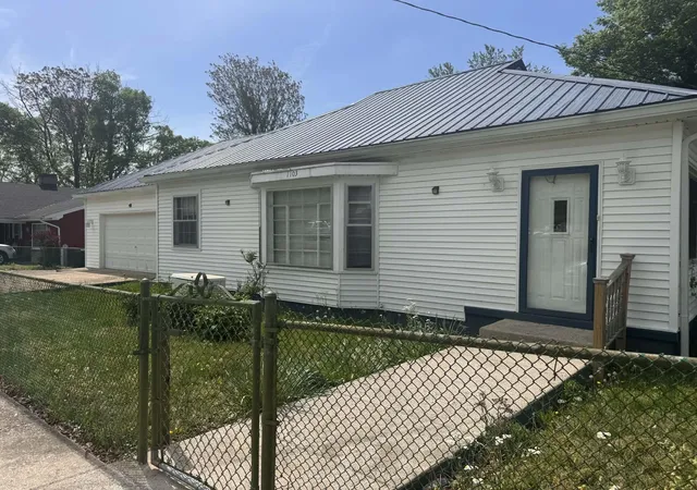 Homes for sale in Hopkinsville, KY | 1103 E 18th St, Hopkinsville, KY 42240 | MLS# 26017907