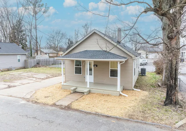 Homes for sale in Hopkinsville, KY | 807 Maple Ct, Hopkinsville, KY 42240 | MLS# 26017914