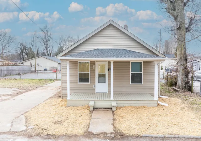 Homes for sale in Hopkinsville, KY | 807 Maple Ct, Hopkinsville, KY 42240 | MLS# 26017914