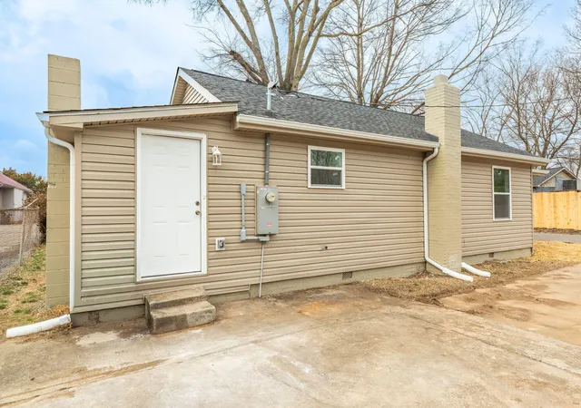 Homes for sale in Hopkinsville, KY | 807 Maple Ct, Hopkinsville, KY 42240 | MLS# 26017914