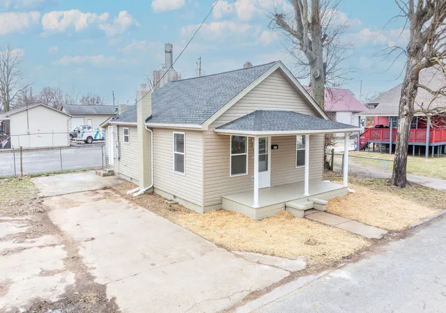 Homes for sale in Hopkinsville, KY | 807 Maple Ct, Hopkinsville, KY 42240 | MLS# 26017914