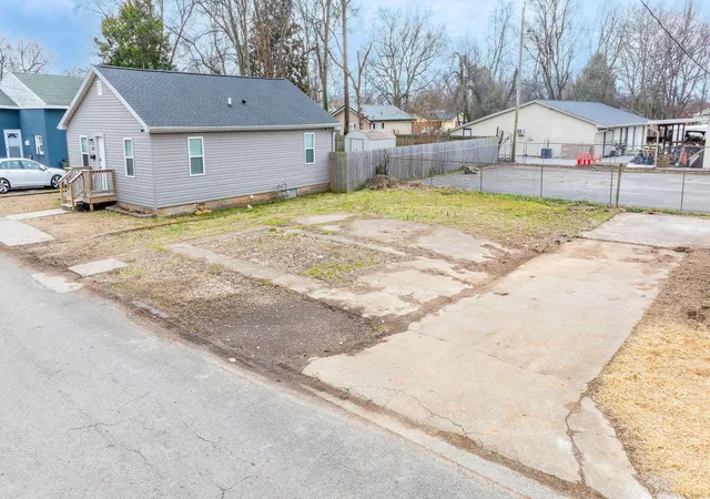 Homes for sale in Hopkinsville, KY | 807 Maple Ct, Hopkinsville, KY 42240 | MLS# 26017914
