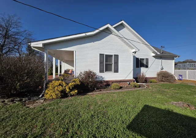 Homes for sale in Murray, KY | 1498 Coopertown Rd, Murray, KY 42071 | MLS# 26017926