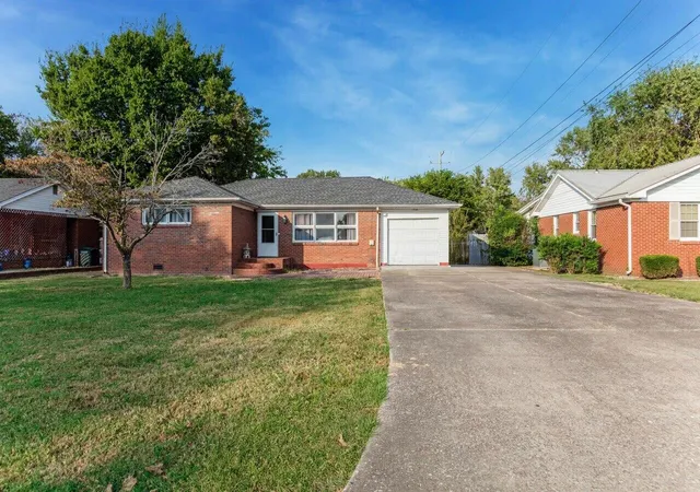 Homes for sale in Hopkinsville, KY | 1720 Calvin Dr, Hopkinsville, KY 42240 | MLS# 26017922