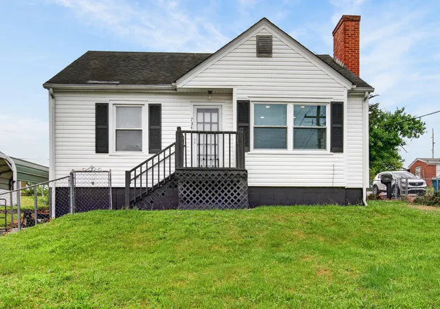 Homes for sale in Harrodsburg, KY | 734 Maple Ave, Harrodsburg, KY 40330 | MLS# 26018010