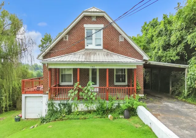 Photo 2 of Single family home for sale at 102 Harvey Ave, Somerset, KY 42501 | MLS# 26018960 | Listing updated on 2026-09-01