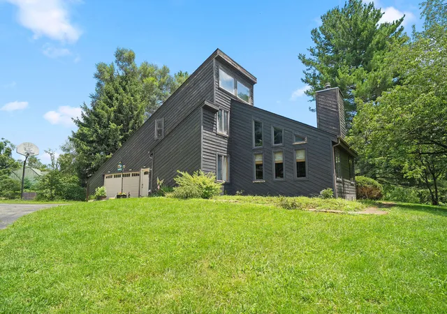 Photo 3 of Single family home for sale at 1024 Flanagan Sta Rd, Winchester, KY 40391 | MLS# 26018911 | Listing updated on 2026-09-16