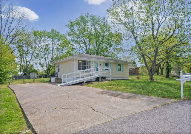 Homes for sale in Hopkinsville, KY | 206 Crest Dr, Hopkinsville, KY 42240 | MLS# 26018079