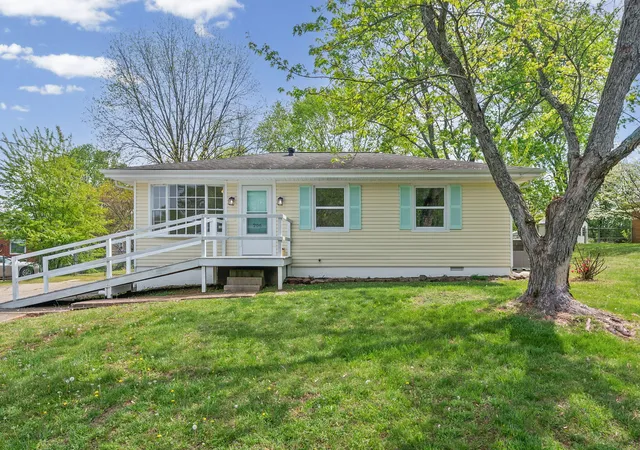 Homes for sale in Hopkinsville, KY | 206 Crest Dr, Hopkinsville, KY 42240 | MLS# 26018079
