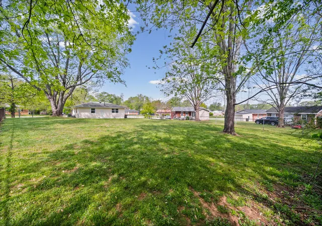 Homes for sale in Hopkinsville, KY | 206 Crest Dr, Hopkinsville, KY 42240 | MLS# 26018079