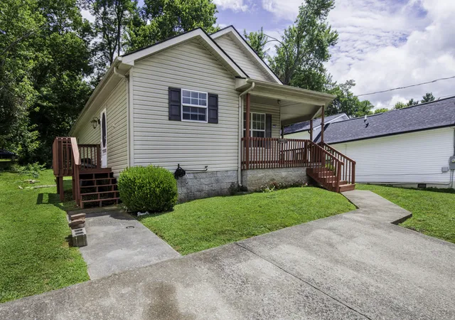 Homes for sale in Midway, KY | 322 2nd St, Midway, KY 40347 | MLS# 26018160