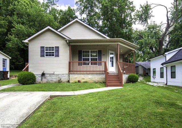 Homes for sale in Midway, KY | 322 2nd St, Midway, KY 40347 | MLS# 26018160
