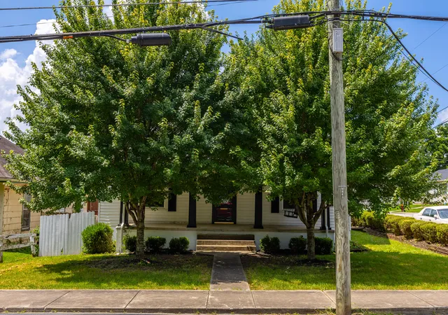 Photo 3 of Sale Pending at 323 W 2nd Street, Paris, KY 40361 | MLS# 26018100 | Listing updated on 2026-09-30