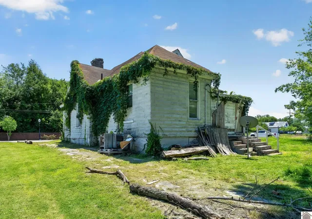 Homes for sale in Hopkinsville, KY | 1105 S Campbell St, Hopkinsville, KY 42240 | MLS# 26018161