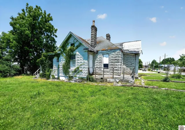 Homes for sale in Hopkinsville, KY | 1105 S Campbell St, Hopkinsville, KY 42240 | MLS# 26018161