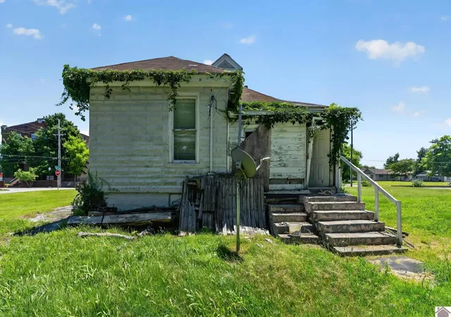 Homes for sale in Hopkinsville, KY | 1105 S Campbell St, Hopkinsville, KY 42240 | MLS# 26018161