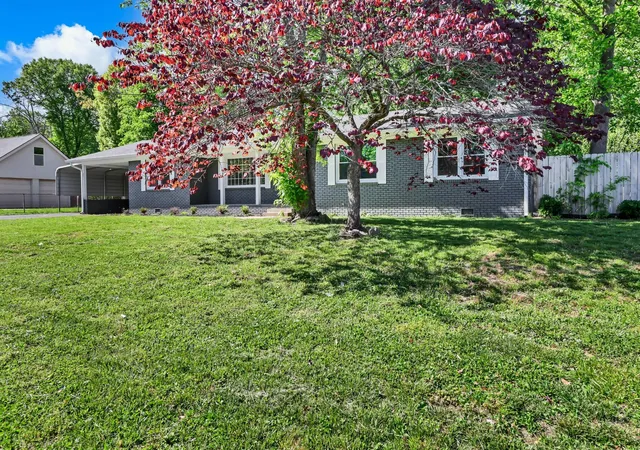 Homes for sale in Hopkinsville, KY | 300 Donna Dr, Hopkinsville, KY 42240 | MLS# 26018357