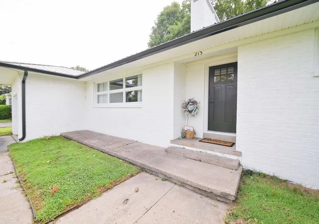 Photo 2 of Sale Pending at 213 Fairlane Dr, Mayfield, KY 42066 | MLS# 26018526 | Listing updated on 2026-09-03