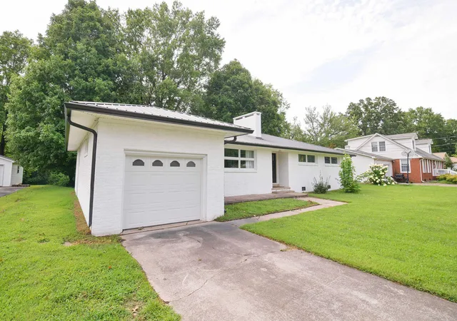 Photo 2 of Sale Pending at 213 Fairlane Dr, Mayfield, KY 42066 | MLS# 26018526 | Listing updated on 2026-09-03