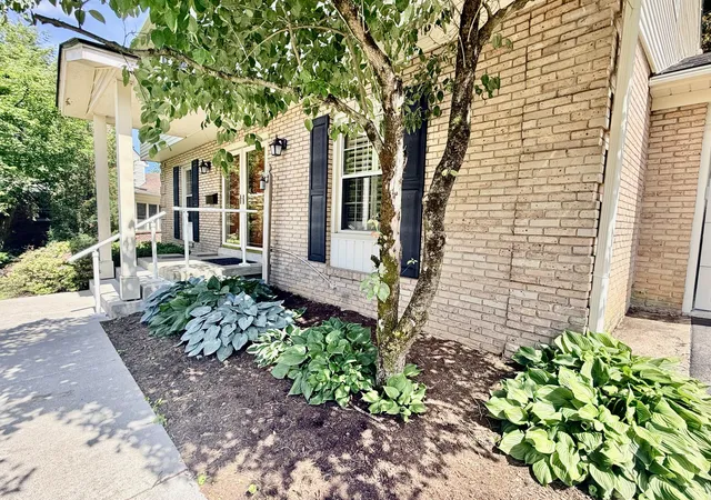 Photo 3 of Sale Pending at 826 Glendover Cvs, Lexington, KY 40502 | MLS# 26018198 | Listing updated on 2026-08-16