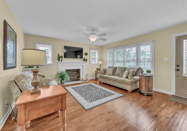 Homes for sale in Hopkinsville, KY | 2055 Lovers Ln, Hopkinsville, KY 42240 | MLS# 26018353
