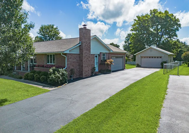 2nd image of 160 Charlotte Ann Dr, Paducah, KY 42001 | MLS# 26018272