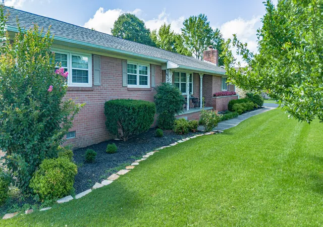 3rd image of 160 Charlotte Ann Dr, Paducah, KY 42001 | MLS# 26018272