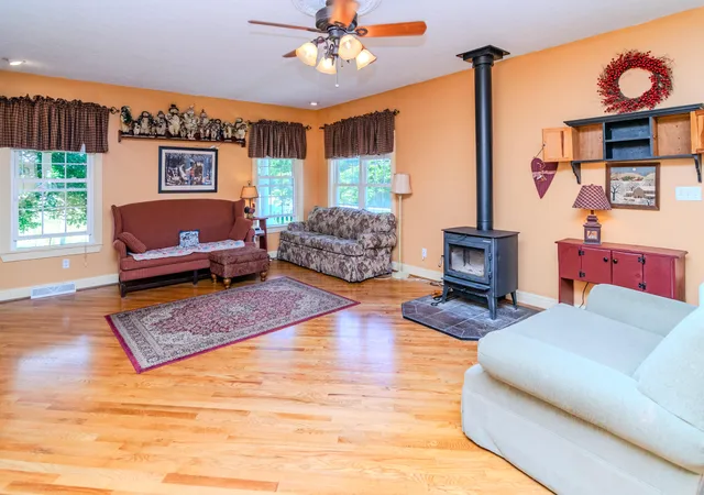 Photo 3 of Single family home for sale at 200 1/2 English Ln, Columbia, KY 42728 | MLS# 26018510 | Listing updated on 2026-08-27