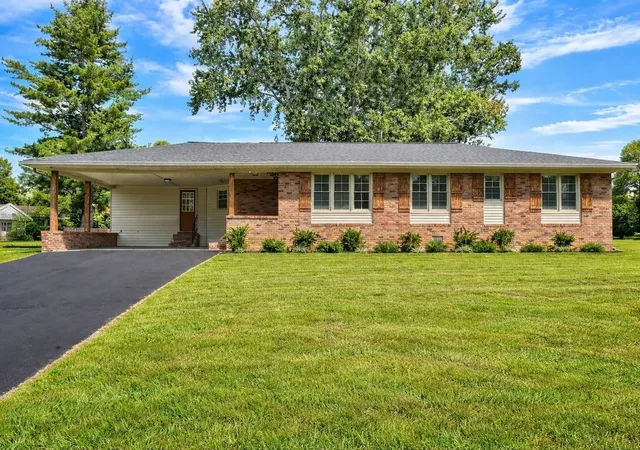 Homes for sale in Hopkinsville, KY | 207 Donna Dr, Hopkinsville, KY 42240 | MLS# 26018381