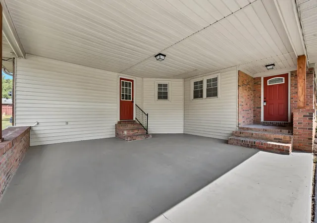 Homes for sale in Hopkinsville, KY | 207 Donna Dr, Hopkinsville, KY 42240 | MLS# 26018381