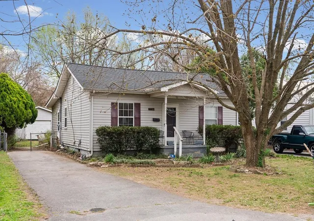 Homes for sale in Hopkinsville, KY | 2736 Kenwood Dr, Hopkinsville, KY 42240 | MLS# 26018274