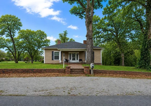 Homes for sale in Hopkinsville, KY | 2919 Old Clarksville Pike, Hopkinsville, KY 42240 | MLS# 26018291