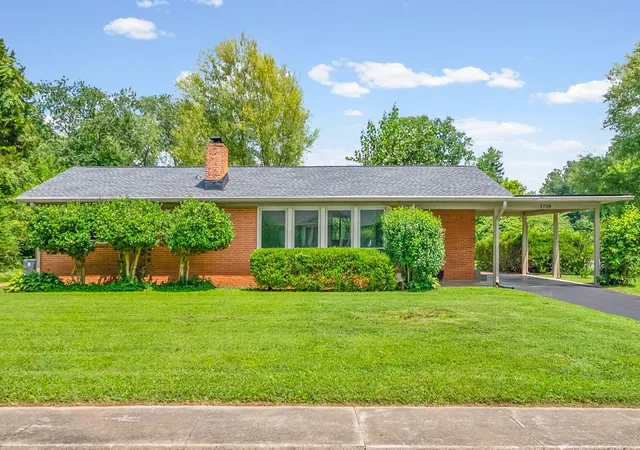 Homes for sale in Hopkinsville, KY | 2728 Clinton Cir, Hopkinsville, KY 42240 | MLS# 26018314