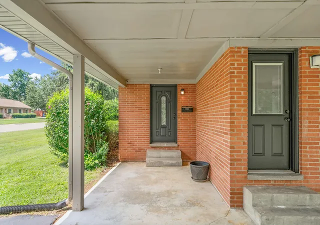Homes for sale in Hopkinsville, KY | 2728 Clinton Cir, Hopkinsville, KY 42240 | MLS# 26018314