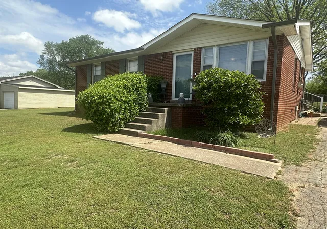 Homes for sale in Hopkinsville, KY | 204 Crest Dr, Hopkinsville, KY 42240 | MLS# 26018361