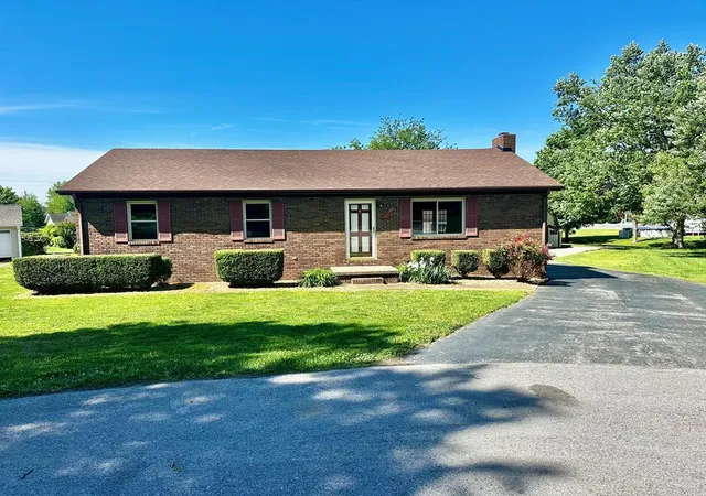 Homes for sale in Hopkinsville, KY | 3495 Dusty Ln, Hopkinsville, KY 42240 | MLS# 26018320