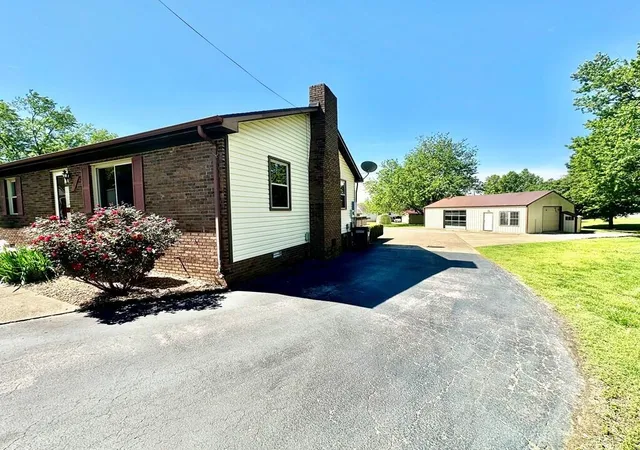 Homes for sale in Hopkinsville, KY | 3495 Dusty Ln, Hopkinsville, KY 42240 | MLS# 26018320