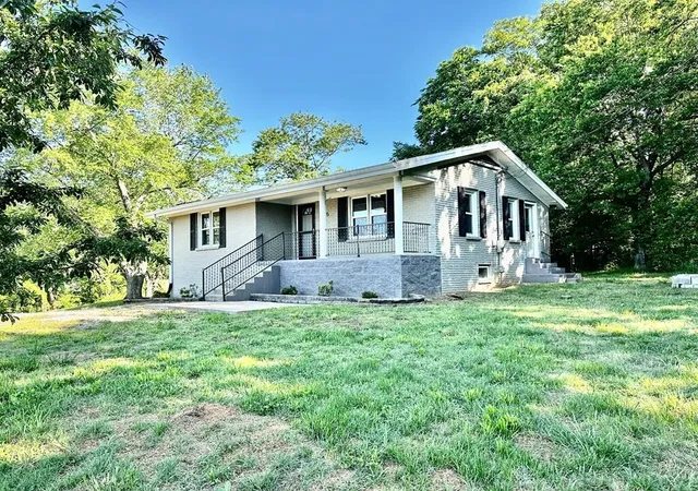 Photo 4 of Sale Pending at 3405 Madisonville Rd, Hopkinsville, KY 42240 | MLS# 26018331 | Listing updated on 2026-08-29