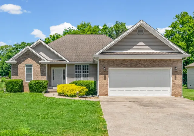 Homes for sale in Hopkinsville, KY | 394 Irish Cir, Hopkinsville, KY 42240 | MLS# 26018360