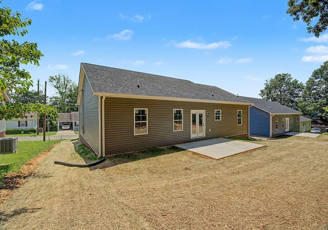 Homes for sale in Hopkinsville, KY | 320 Pine Hill Dr, Hopkinsville, KY 42240 | MLS# 26018370