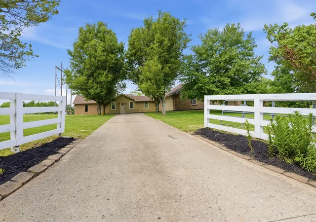 Photo 3 of Sale Pending at 716 Smith Martin Ln, Cynthiana, KY 41031 | MLS# 26018681 | Listing updated on 2026-09-11