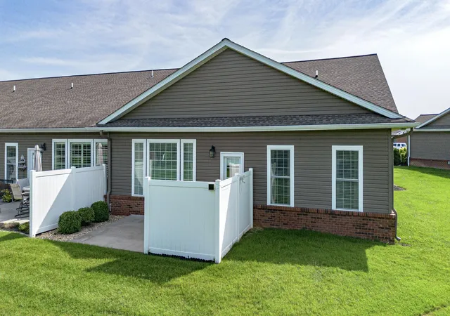 Photo 3 of Sale Pending at 3258 Mallard Cir, Paducah, KY 42001 | MLS# 26019898 | Listing updated on 2026-09-14