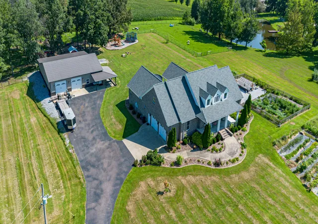 Photo 2 of Single family home for sale at 731 Elderberry Ln, Mayfield, KY 42066 | MLS# 26018524 | Listing updated on 2026-09-11