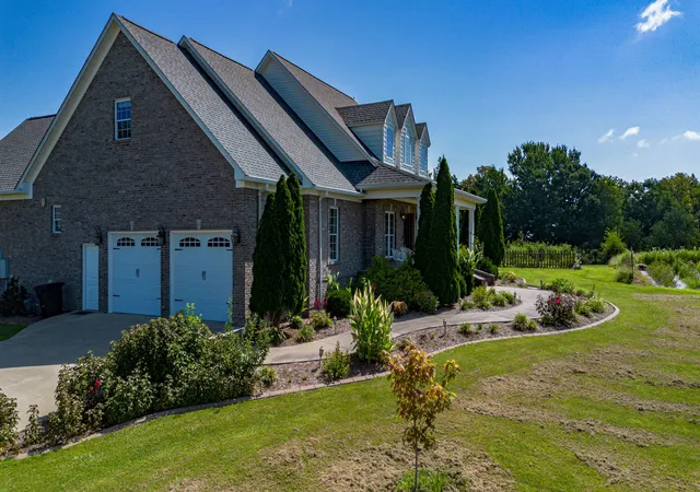 Photo 3 of Single family home for sale at 731 Elderberry Ln, Mayfield, KY 42066 | MLS# 26018524 | Listing updated on 2026-09-11