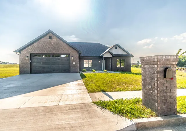 Photo 2 of Single family home for sale at 181 Central Park Ave, Berea, KY 40403 | MLS# 26018585 | Listing updated on 2026-08-18