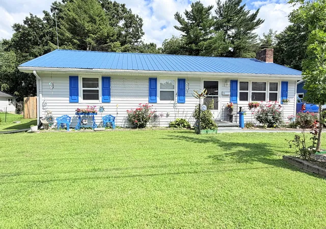 Photo 3 of Single family home for sale at 110 Dinsmore St, Berea, KY 40403 | MLS# 26018644 | Listing updated on 2026-08-22