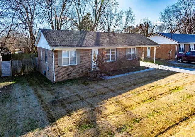 Photo 3 of Single family home for sale at 411 Hershey Dr, Hopkinsville, KY 42240 | MLS# 26018720 | Listing updated on 2026-07-16