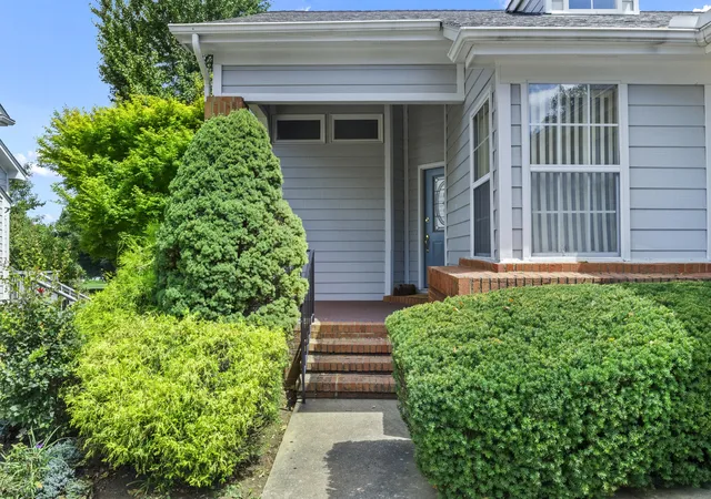 Photo 3 of Sale Pending at 1044 Griffin Gate Dr, Lexington, KY 40511 | MLS# 26019864 | Listing updated on 2026-10-14